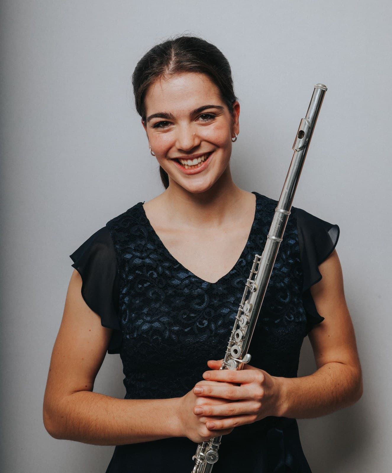 Deborah Schmid mit der Querflöte im Studio